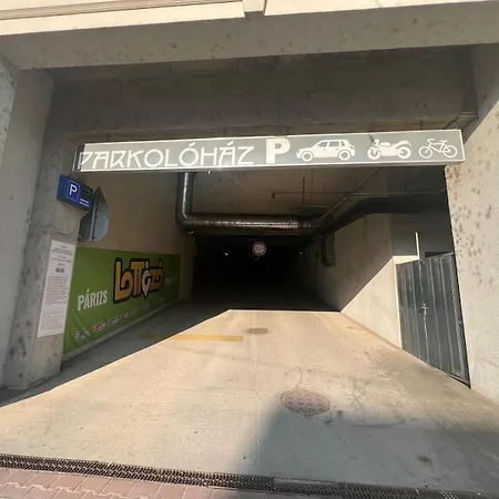 Paris Yard With Free Parking