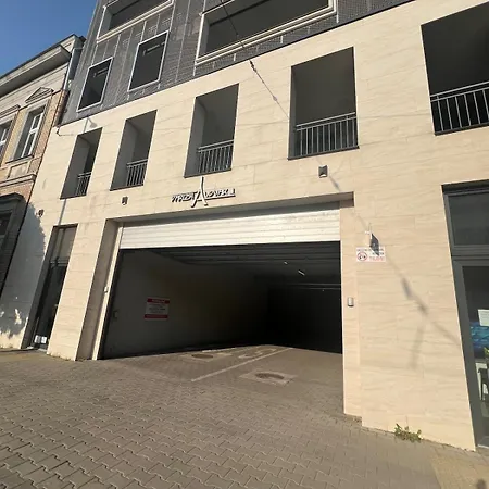 Paris Yard With Free Parking *