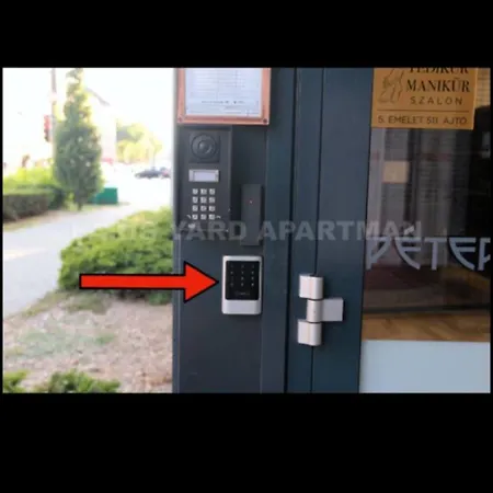 Paris Yard With Free Parking Debrecen