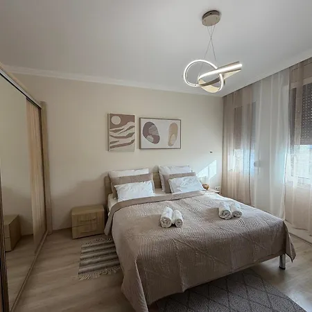 Paris Yard With Private Parking, Near Forum Shopping Mall *