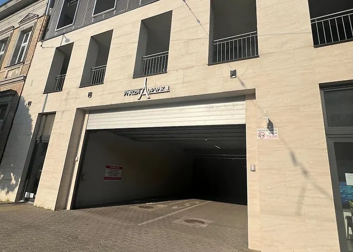 Paris Yard With Free Parking *